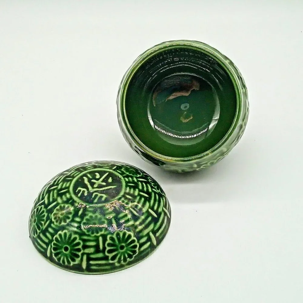 Green Embossed Ceramic Glazed Round Covered Bowl